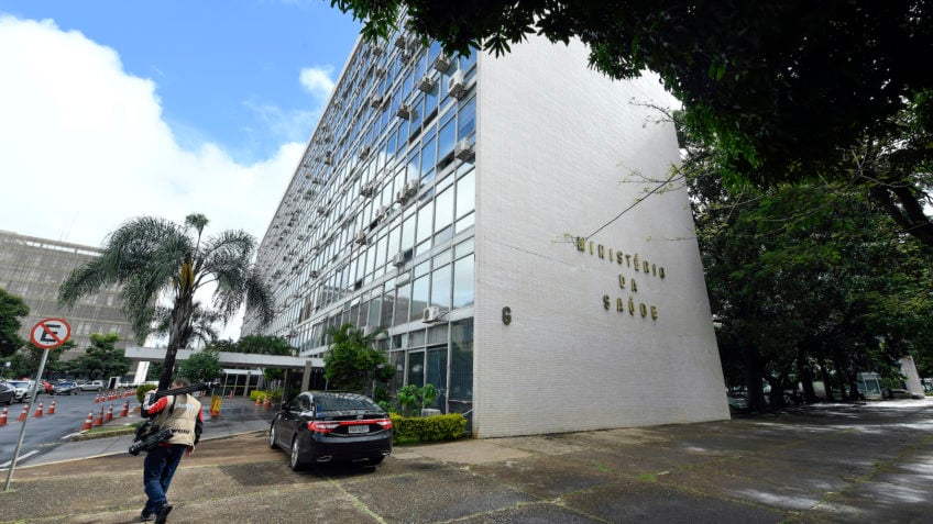 ministerio-da-saude-reduz-idade-para-tratamento-de-mudanca-de-sexo-em-adolescentes