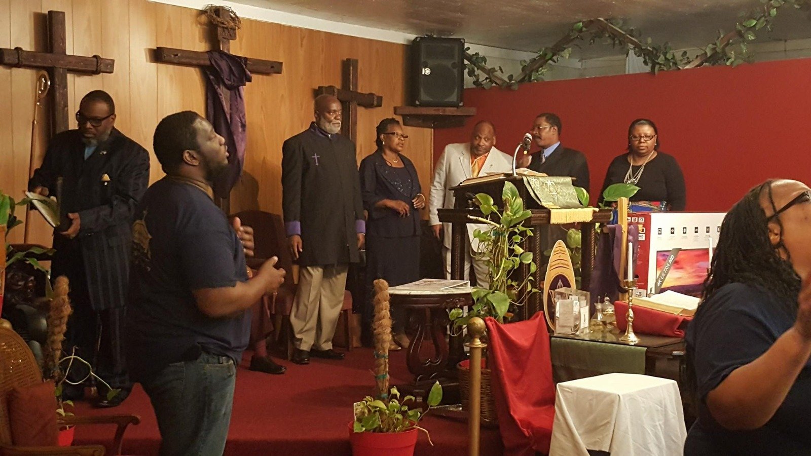 atirador-invade-igreja-e-e-detido-por-pastor-nos-eua