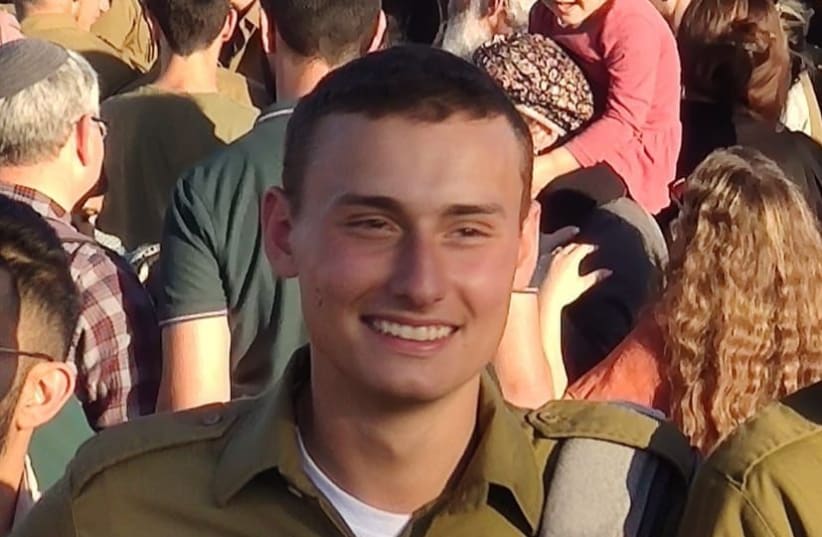 familia-de-soldado-judeu-cristao-luta-para-manter-cruz-em-lapide,-apos-pedido-de-remocao