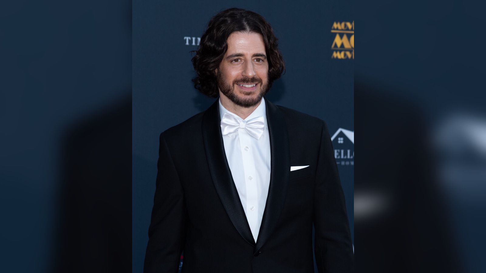 ator-de-the-chosen-critica-consumismo-no-natal:-“e-sobre-a-chegada-do-salvador-do-mundo”