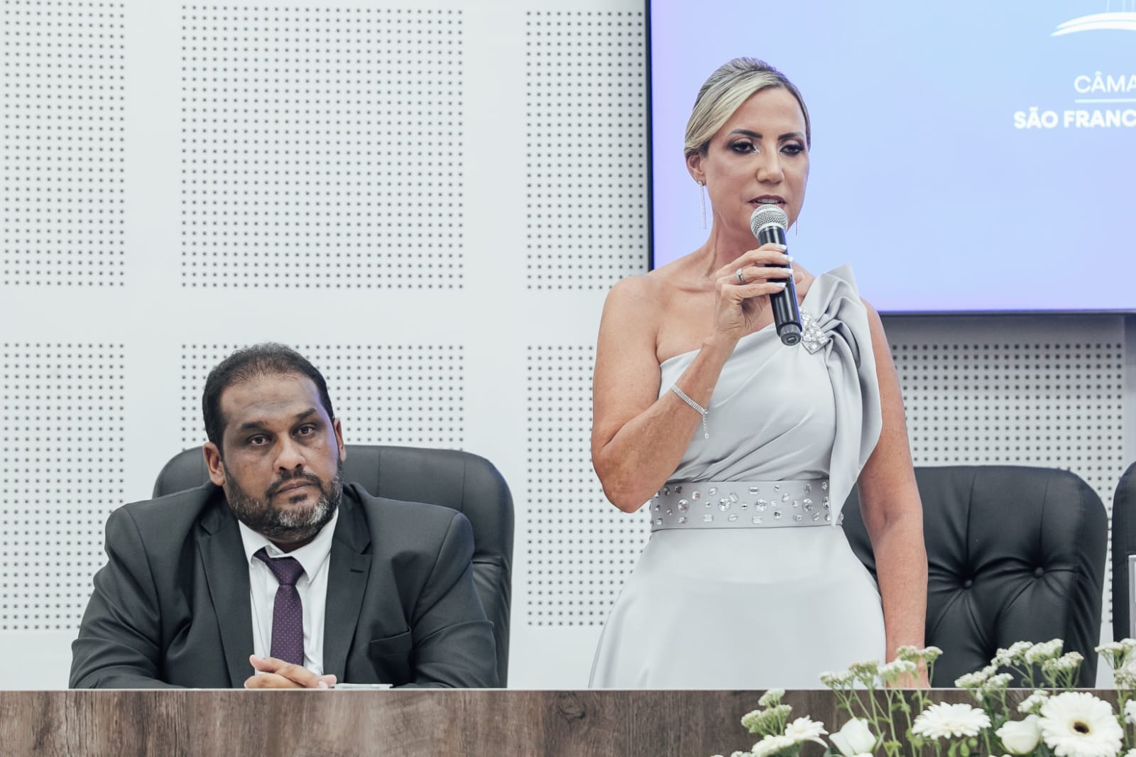 apos-posse,-prefeita-faz-entrega-simbolica-de-chave-do-municipio-a-jesus