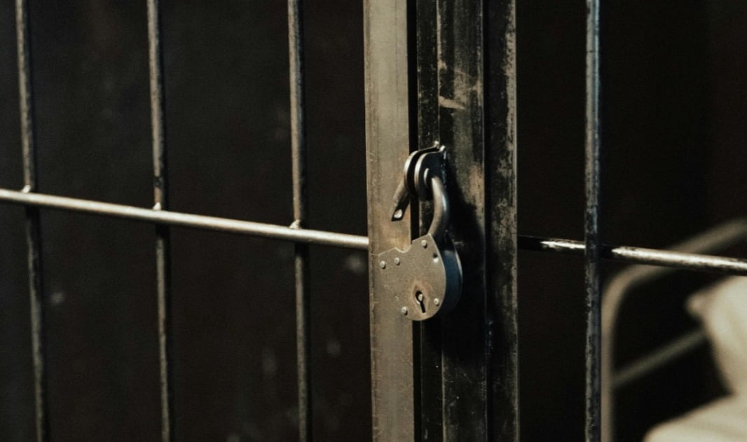 ‘como-em-atos’:-missionarios-presos-na-india-cantam-e-oram-em-cela