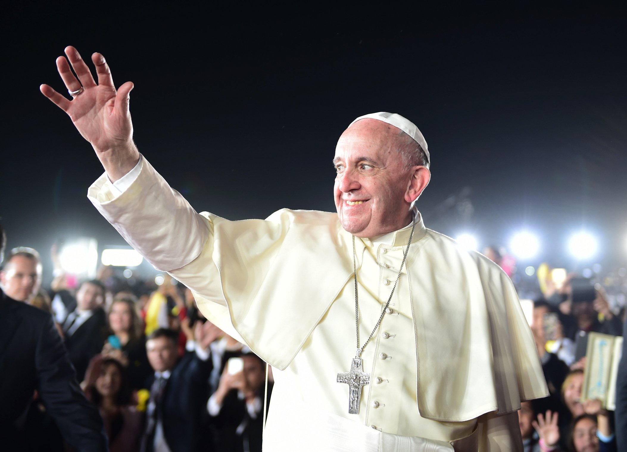 vaticano-aprova-diretrizes-que-permitem-homens-gays-se-tornem-padres