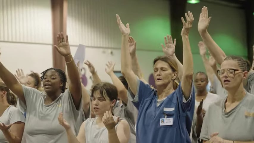 300-presas-entregam-suas-vidas-a-jesus-e-cantam:-‘ele-e-luz-na-escuridao’