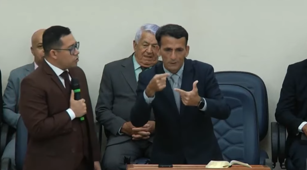 pastor-surdo-prega-em-libras-em-culto-em-sp:-“jesus-chama-todos-para-pregar”
