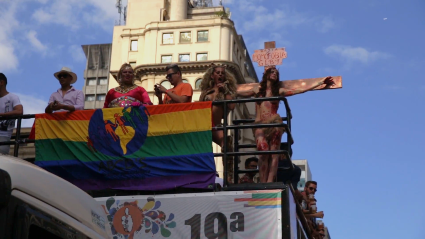 projeto-de-lei-quer-proibir-simbolos-cristaos-em-paradas-lgbt