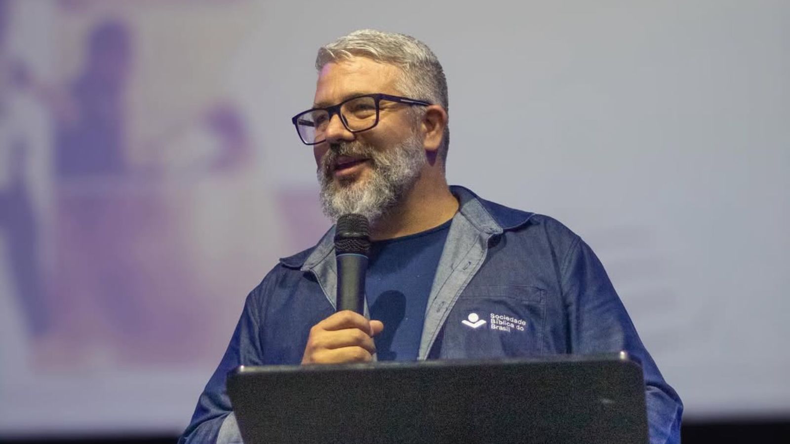 “a-biblia-e-o-unico-livro-que-voce-le-na-companhia-do-autor”,-diz-pastor-da-sbb