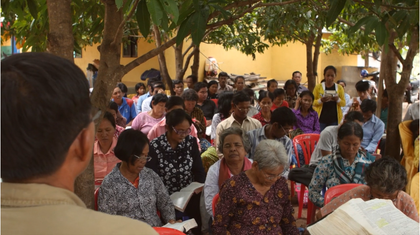 missionario-prega-jesus-em-terreno-de-templo-budista-no-camboja