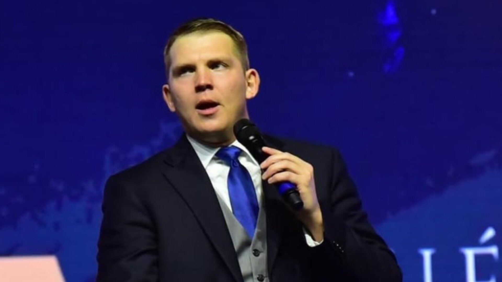 pastor-americano-e-indiciado-por-homofobia-apos-pregacao-em-congresso-de-jovens-no-df