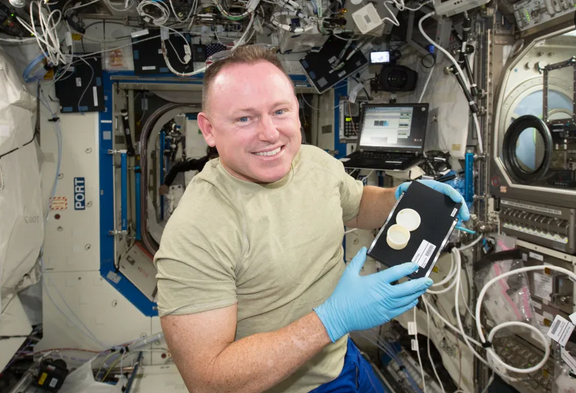 astronauta-da-nasa-preso-9-meses-no-espaco-afirma:-“deus-estava-la”