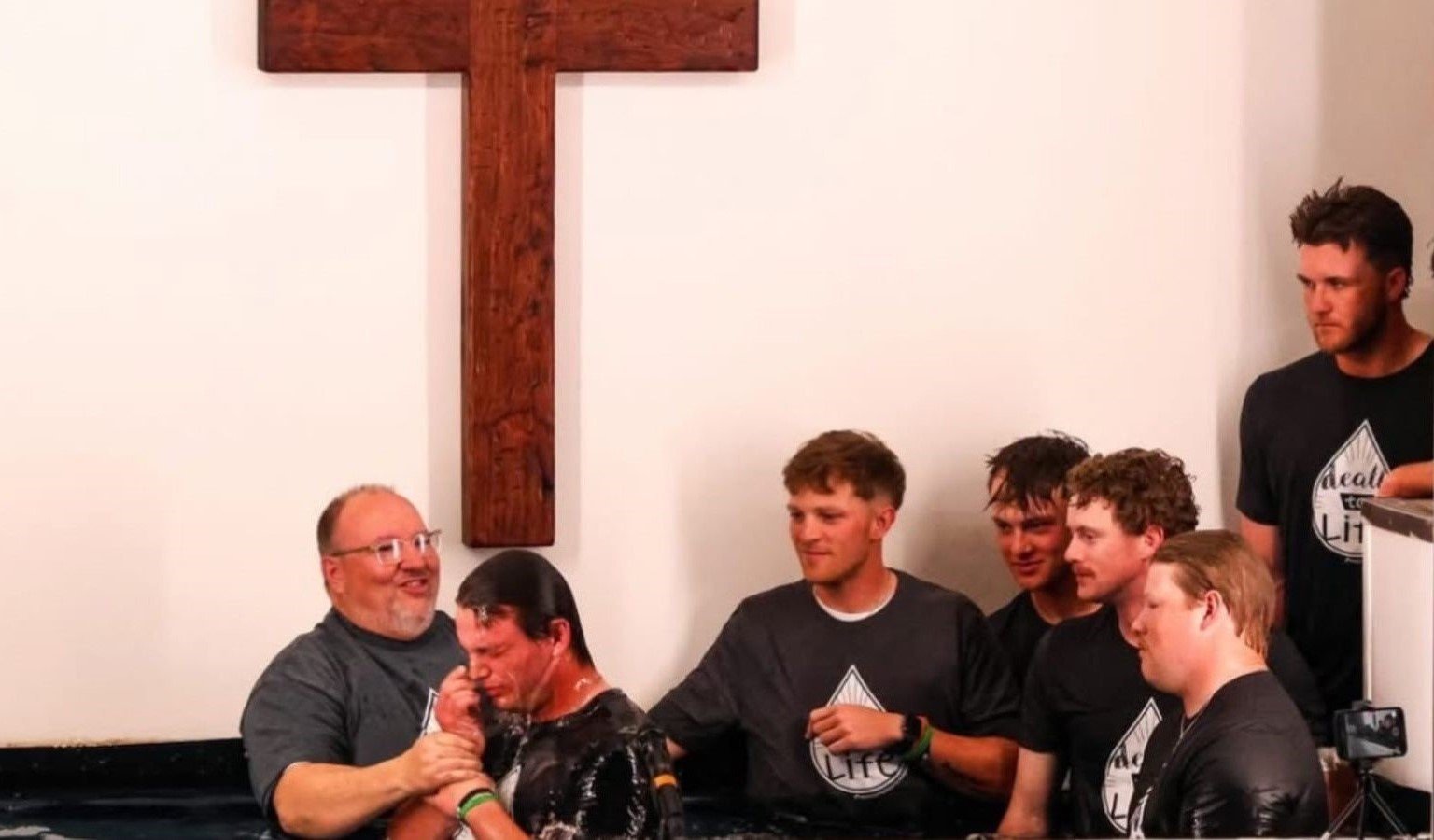 igreja-batiza-12-atletas-de-time-de-beisebol-nos-eua