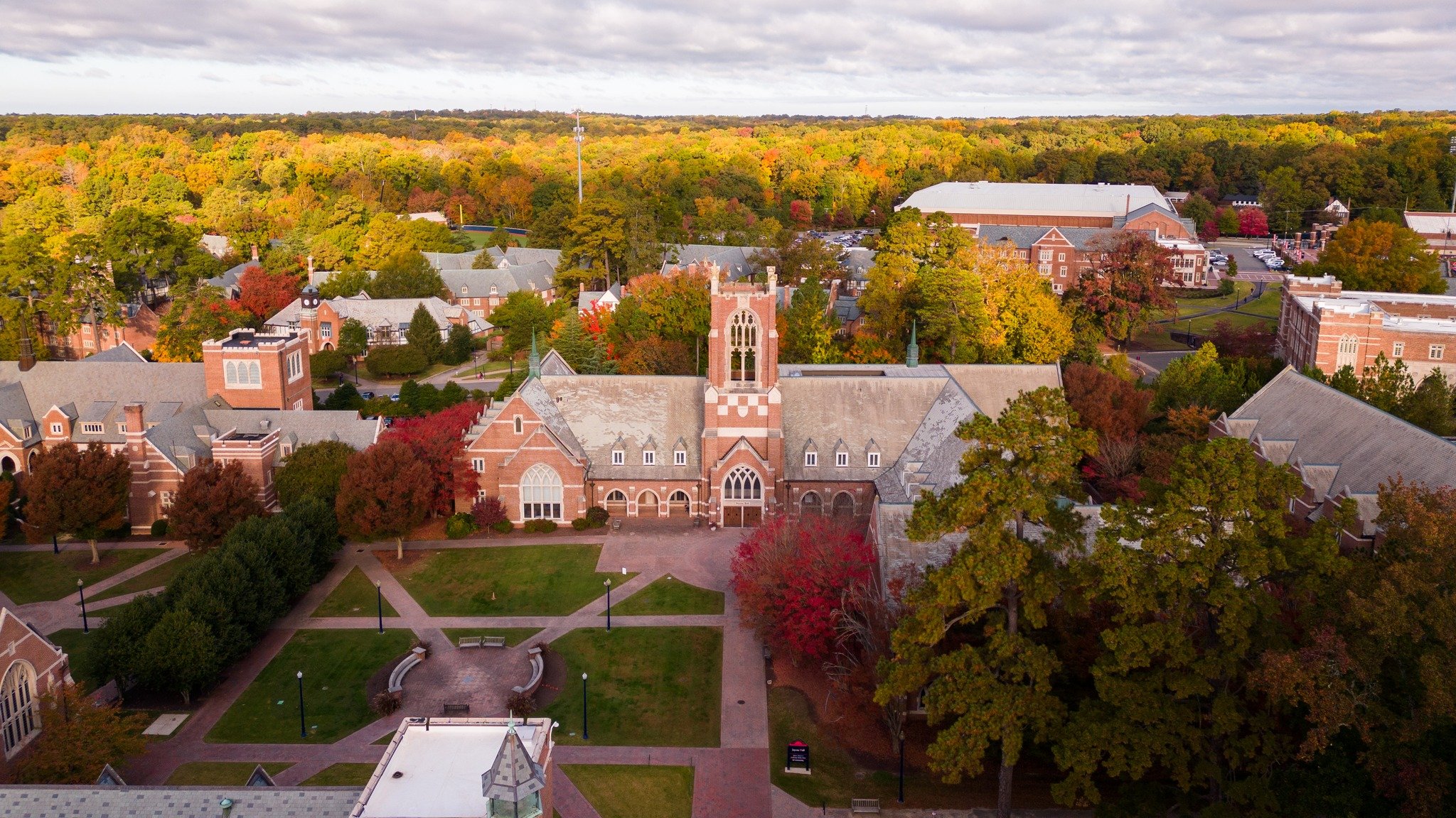 universidade-nos-eua-ensina-os-alunos-a-tornar-a-biblia-‘queer’-e-feminista