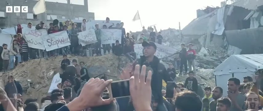 centenas-de-palestinos-protestam-contra-o-hamas-em-gaza:-“queremos-o-fim-da-guerra”