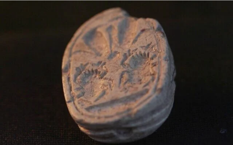 menina-de-3-anos-encontra-selo-cananeu-onde-houve-a-batalha-entre-davi-e-golias