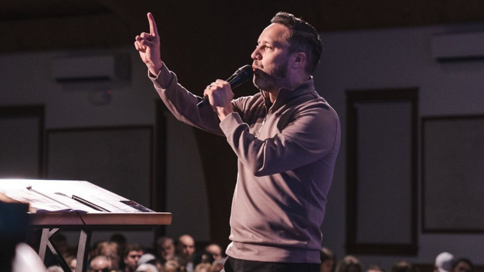 pastor-diz-que-ha-um-avivamento-entre-jovens-nos-eua:-“estao-famintos-por-deus”