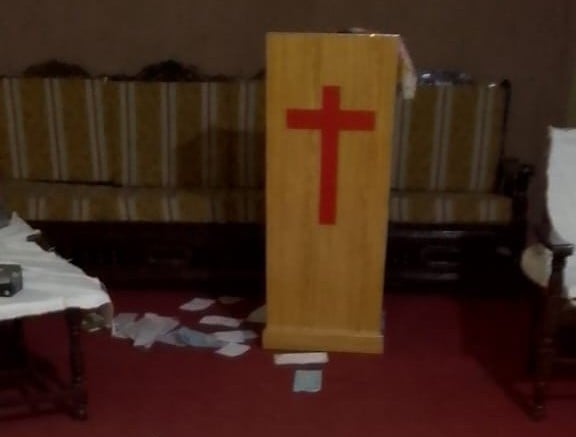pastor-impede-que-igreja-seja-incendiada-em-ataque-no-paquistao