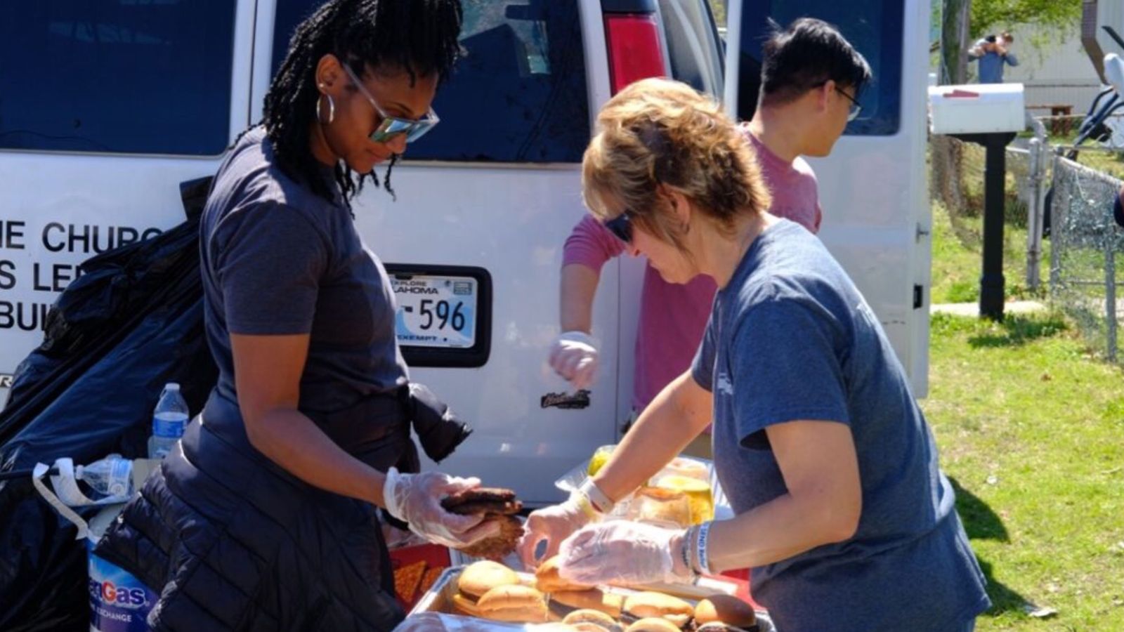 cristaos-distribuem-alimentos-nas-ruas-e-levam-28-pessoas-a-jesus,-nos-eua