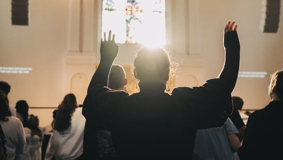 “abertos-para-a-fe”:-igrejas-no-reino-unido-recebem-mais-fieis-do-que-antes-da-pandemia