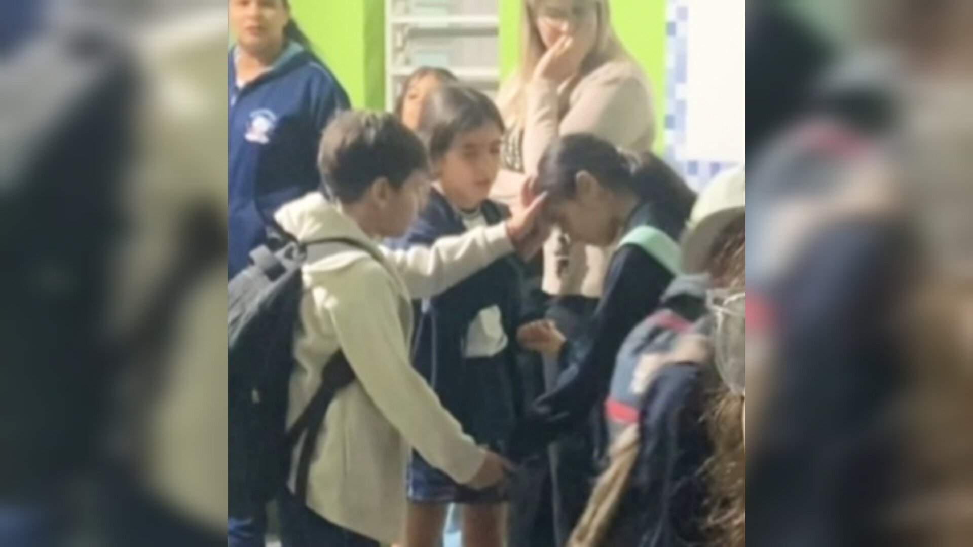 pai-se-emociona-ao-ver-criancas-orando-por-sua-filha-na-escola:-“a-fe-delas-tem-poder”