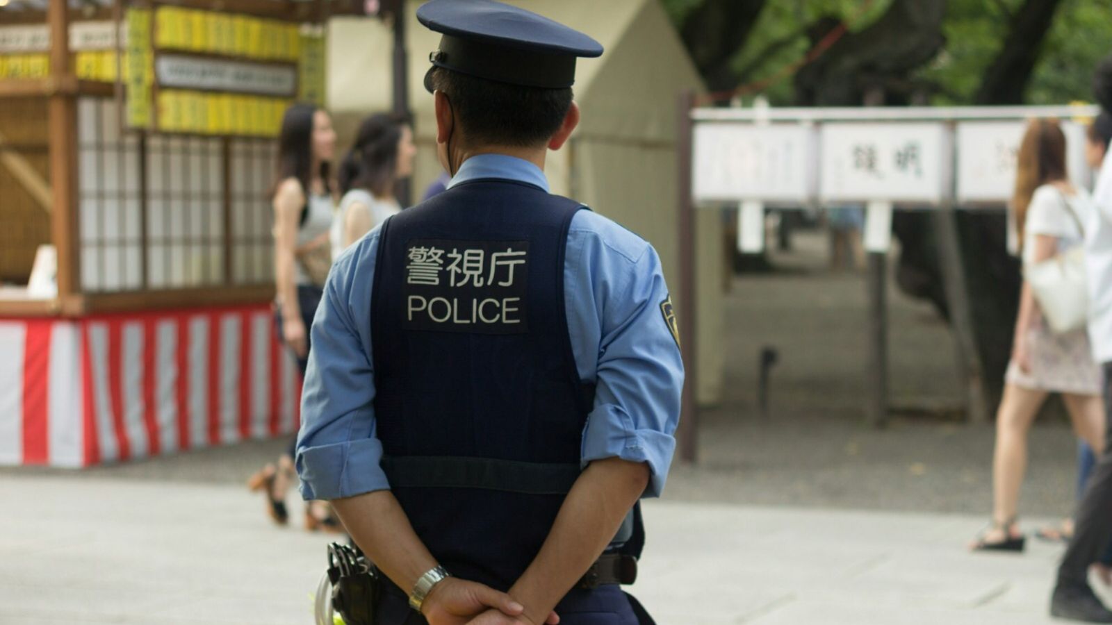 policiais-invadem-culto-e-acabam-sendo-evangelizados-por-cristaos-na-china