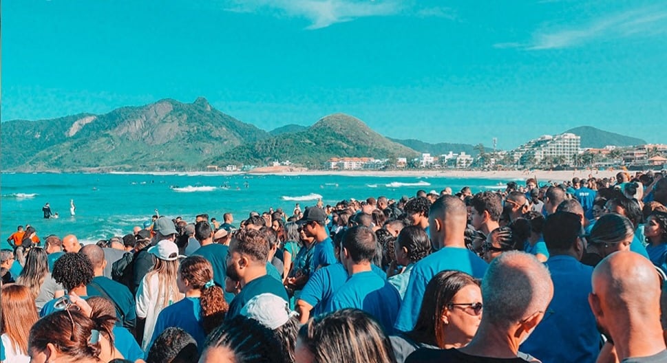 igreja-batiza-mais-de-1.200-pessoas-em-praia-no-rj:-“familias-se-renderam-a-cristo”