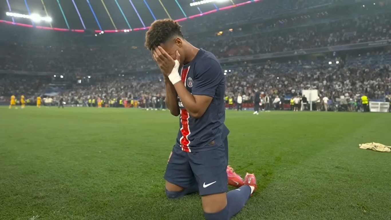 jogador-do-psg-ora-em-campo-apos-ganhar-a-champions-league:-“gloria-a-deus”