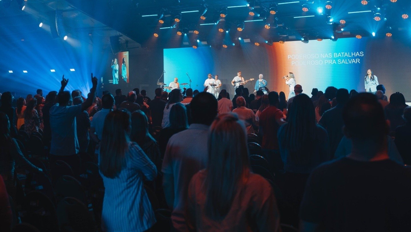 ibge:-1-a-cada-4-brasileiros-sao-evangelicos,-com-aumento-da-fe-entre-os-jovens