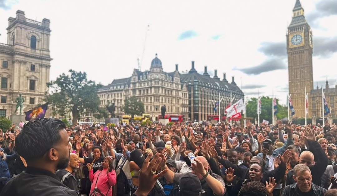 cristaos-se-reunem-no-big-ben-para-orar-pelo-reino-unido:-“a-igreja-esta-sob-ataque”