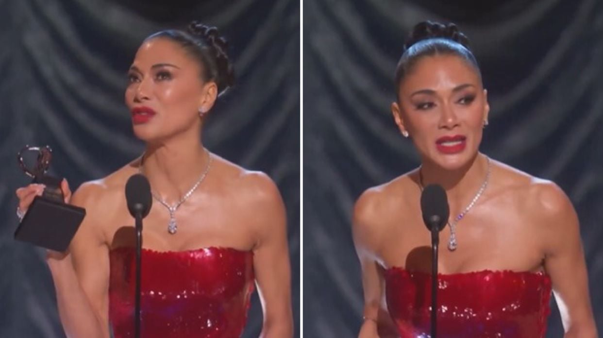 ex-pussycat-dolls-se-emociona-ao-falar-de-deus-apos-ganhar-premiacao-nos-eua