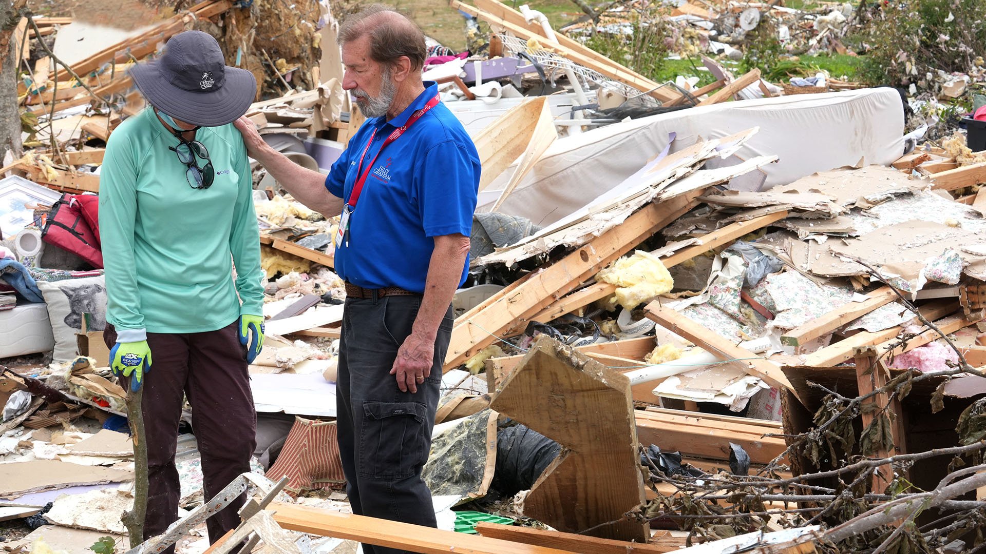 mulher-que-caiu-de-2o-andar-durante-tornado-nos-eua-aceita-jesus:-‘foi-a-mao-de-deus’