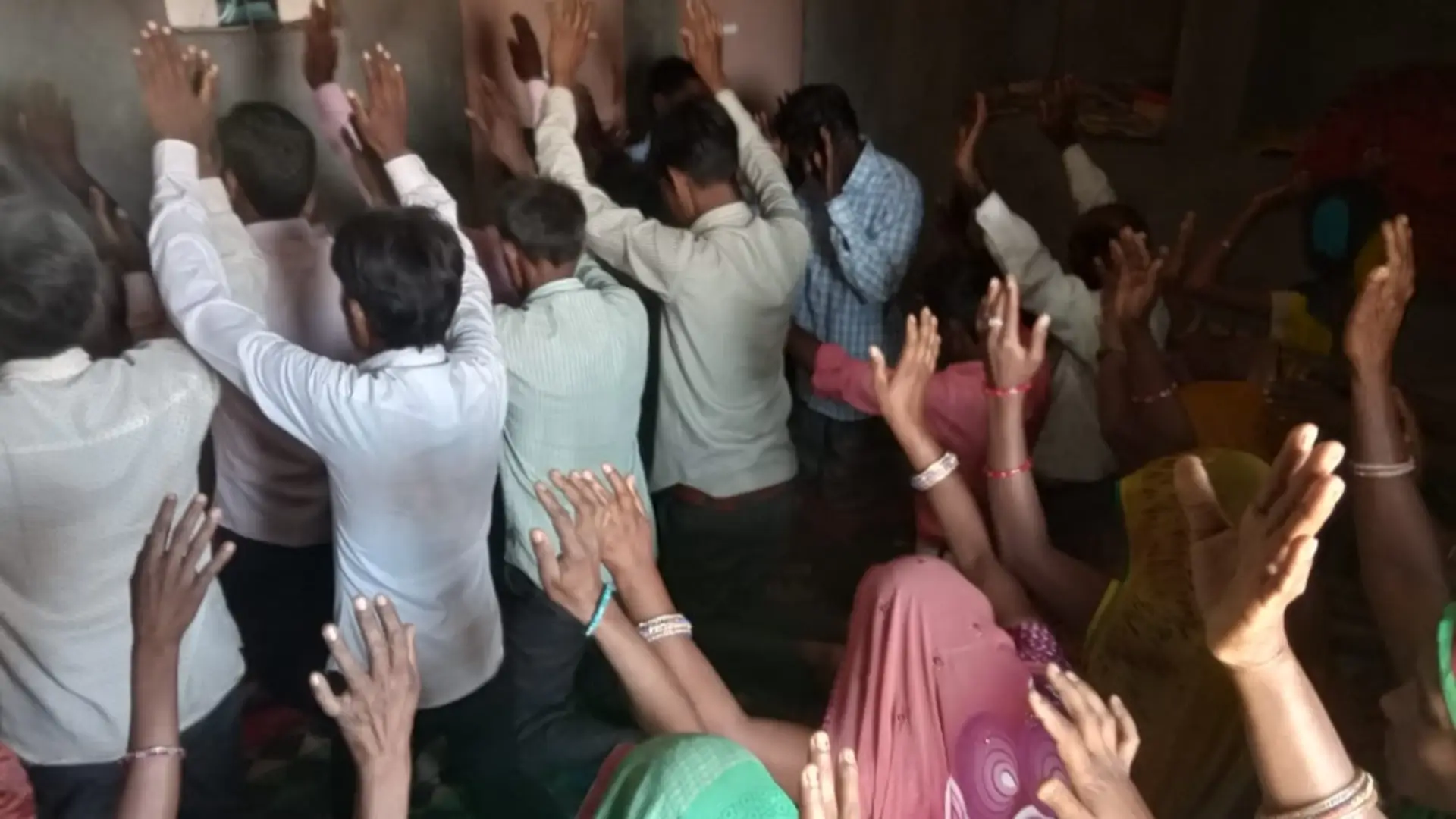 biblias-sao-queimadas-e-cristaos-agredidos-em-ataque-de-extremistas-hindus-na-india