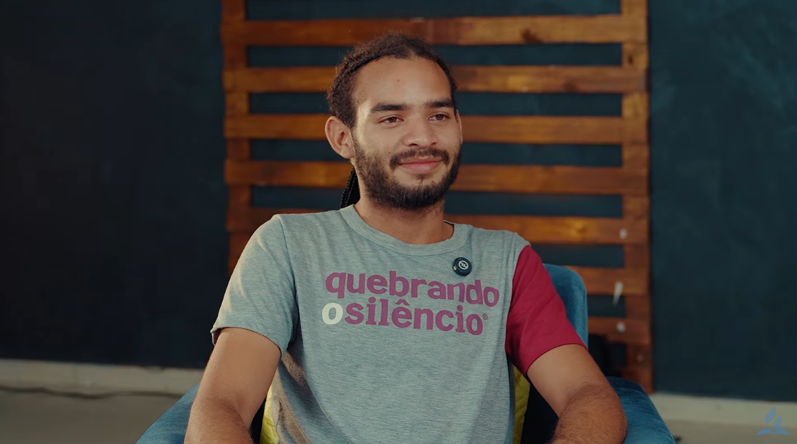 jovem-volta-para-jesus-e-e-batizado-apos-receber-oracao-de-crista-no-enem:-‘deus-a-enviou’