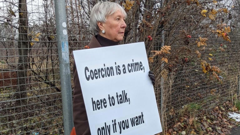 crista-de-75-anos-e-absolvida-por-protesto-silencioso-perto-de-clinica-de-aborto-na-escocia