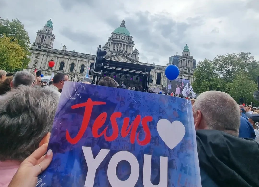 milhares-de-cristaos-marcham-para-jesus-na-capital-da-irlanda-do-norte
