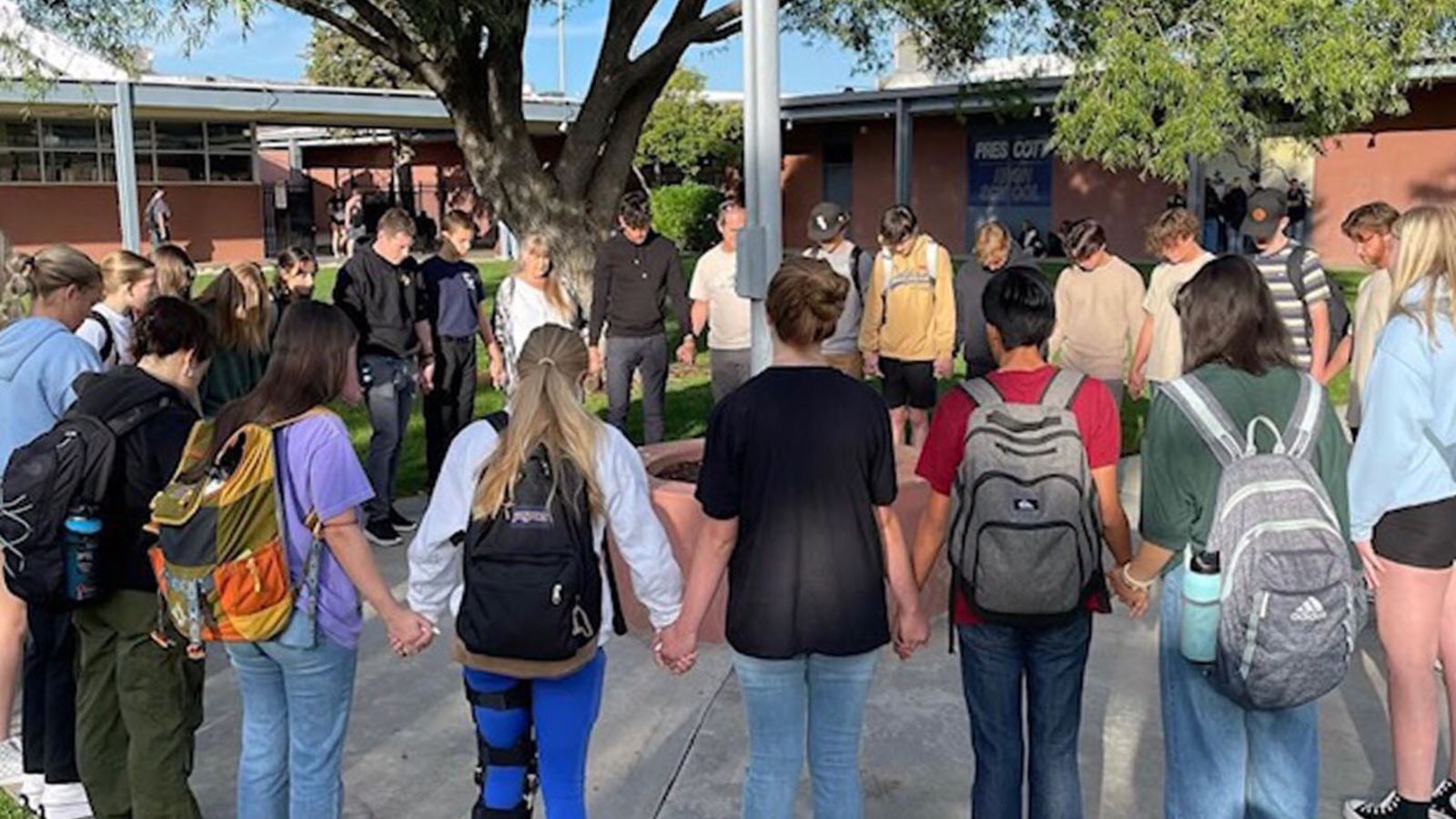 mais-de-200-jovens-se-reunem-semanalmente-para-pregar-em-escola-nos-eua