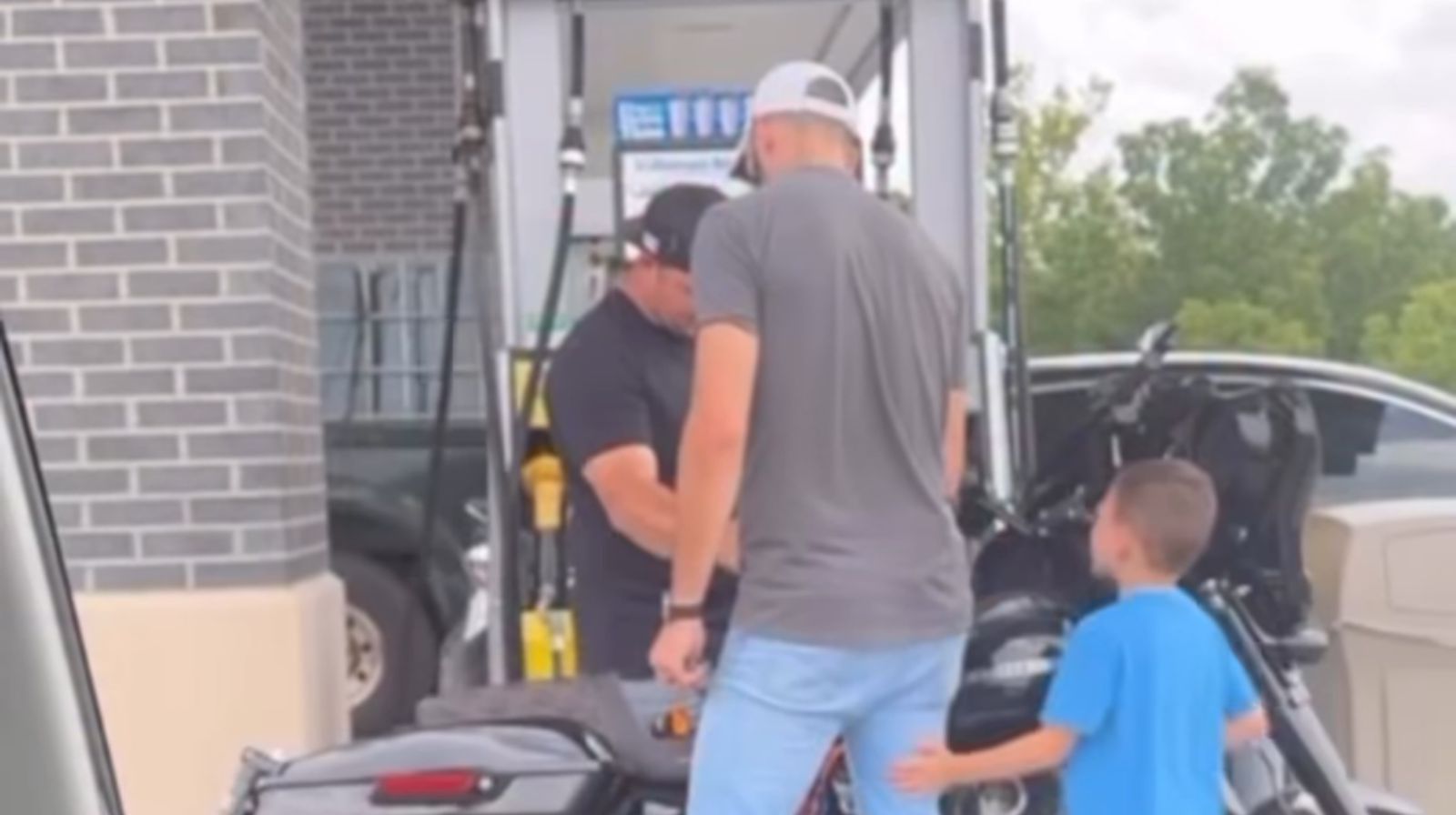 menino-de-5-anos-ora-por-motoqueiro-com-o-pai-e-homem-aceita-jesus