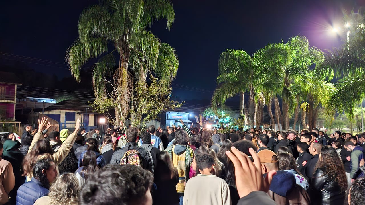 impedidos-de-fazer-culto-na-ufrgs,-jovens-cristaos-pregam-na-rua-e-levam-vidas-a-jesus