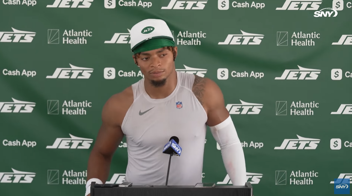 jogador-de-futebol-americano-encoraja-leitura-biblica:-“aplico-na-minha-rotina”