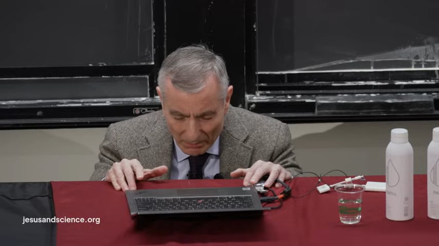 professor-se-ajoelha-em-sala-de-aula-e-ora-por-salvacao-dos-alunos-em-harvard