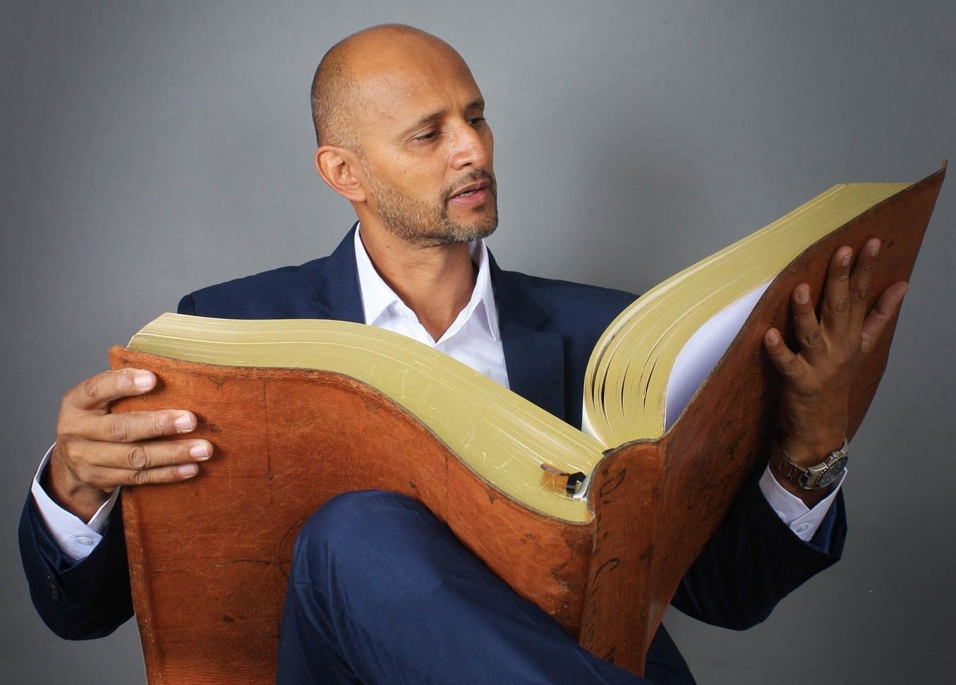 brasileiro-entra-para-o-livro-dos-recordes-nacional-ao-escrever-a-biblia inteira a mao