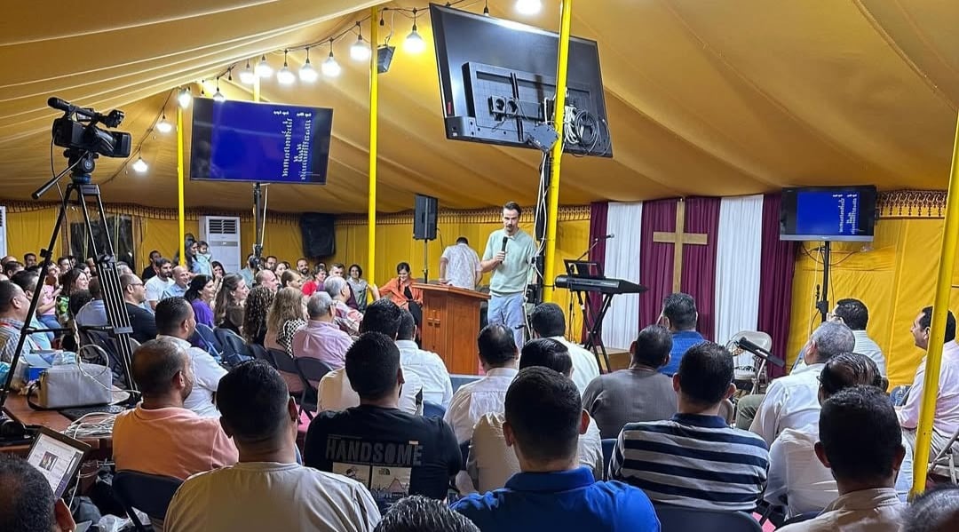 trans-se-converte-e-tem-visao-durante-batismo-no-oriente-medio:-‘vi-jesus-glorioso’