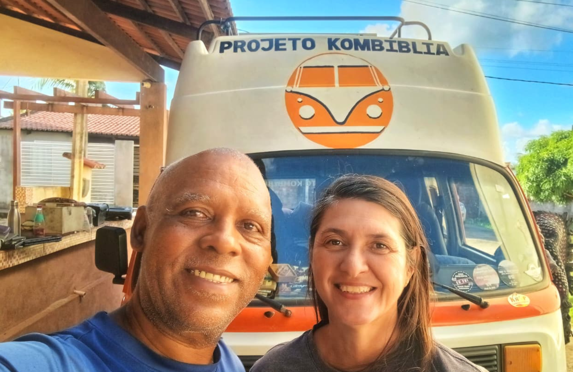 casal-viaja-pelo-brasil-evangelizando-e-realizando-acao-social-em-kombi-adaptada