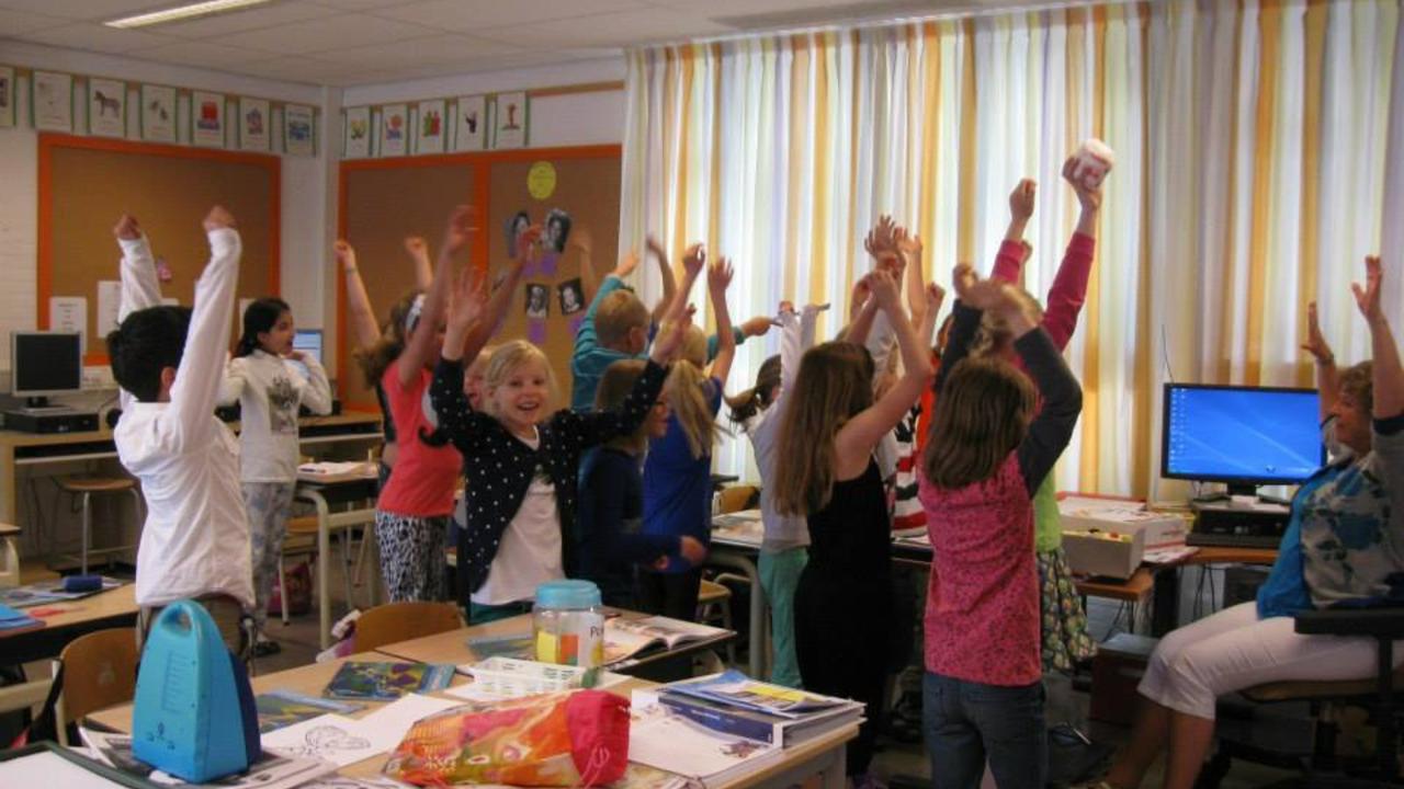 maes-formam-grupo-de-oracao-em-escola-e-impactam-alunos-e-professores-na-holanda