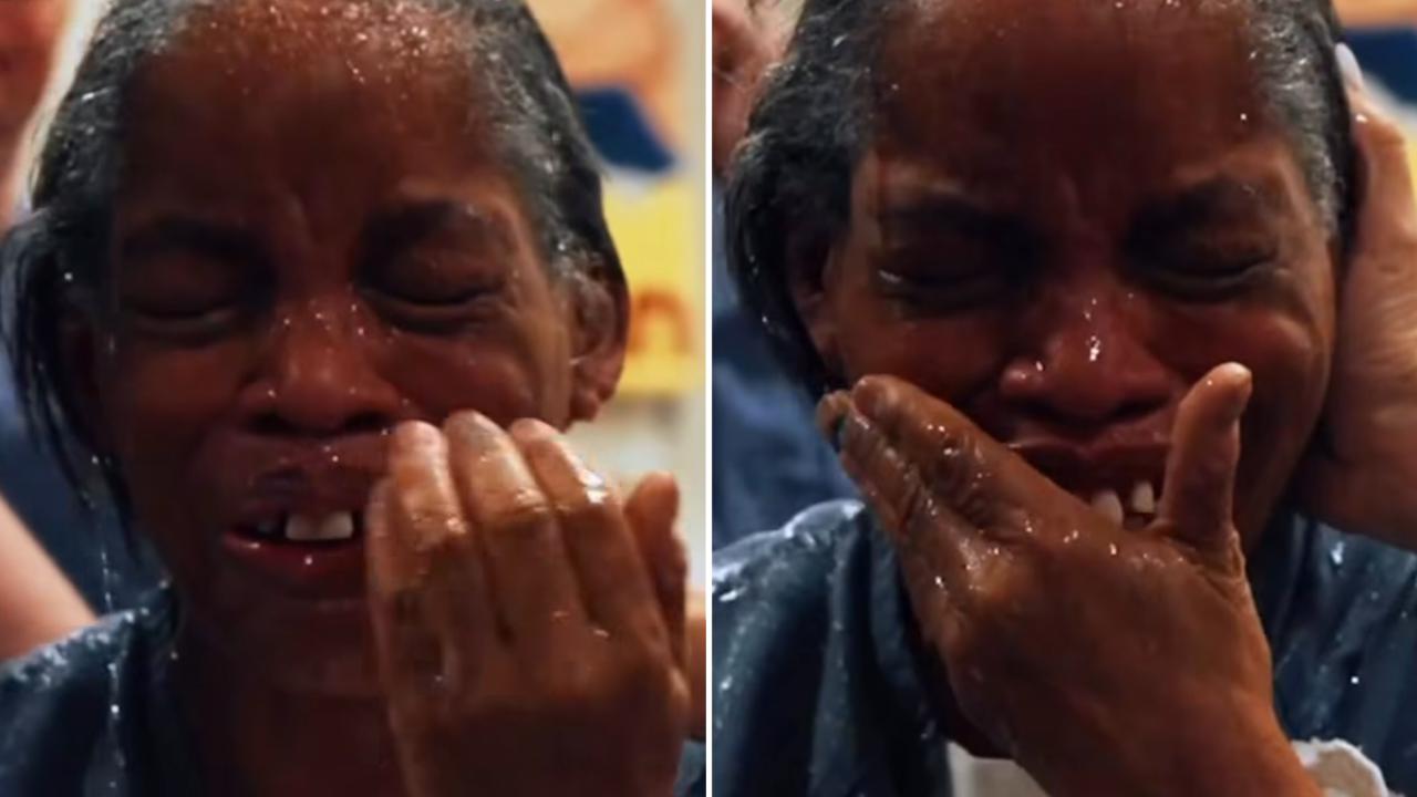 idosa-em-cadeira-de-rodas-ora-para-ser-batizada-e-ve-sonho-realizado-em-prisao-nos-eua