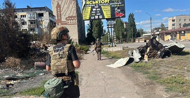 capelao-e-perseguido-por-drones-na-linha-de-frente-da-guerra-na-ucrania