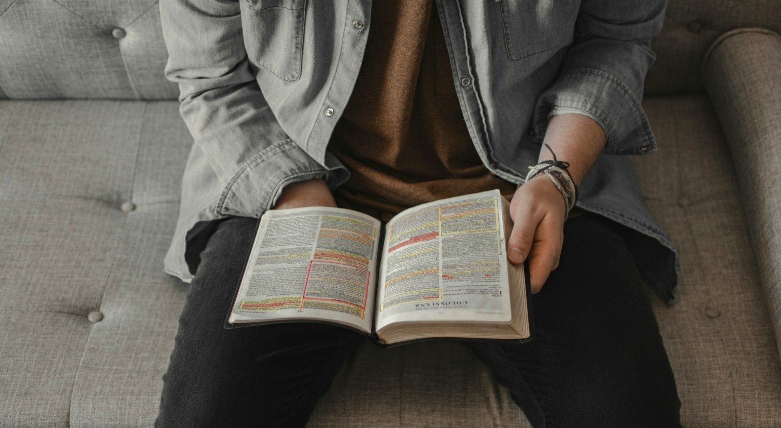 impulsionada-pela-geracao-z,-venda-de-biblias-cresce-41%-nos-eua