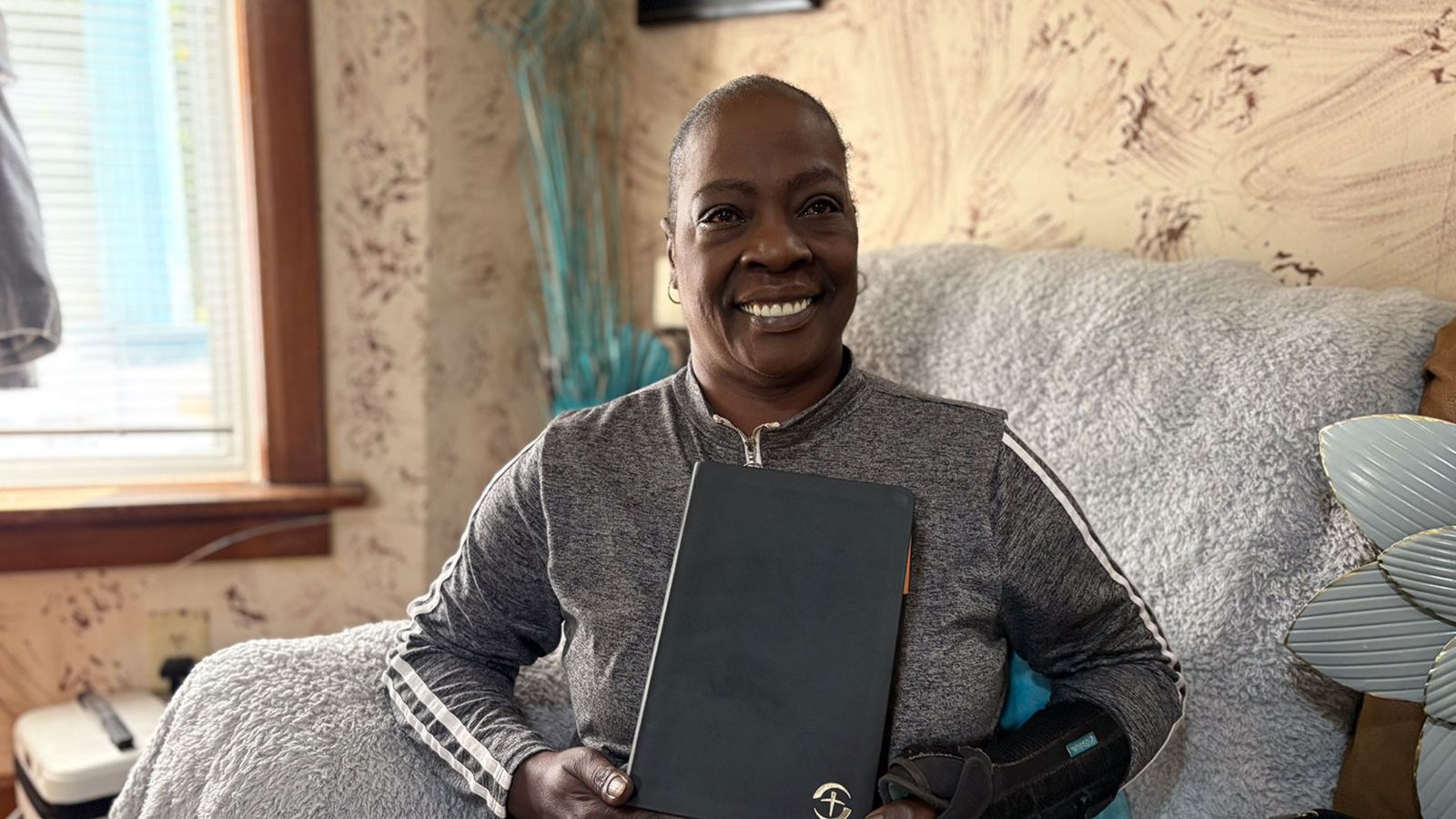 apos-enchente,-mulher-e-evangelizada-por-cristaos-que-limparam-sua-casa-e-aceita-jesus