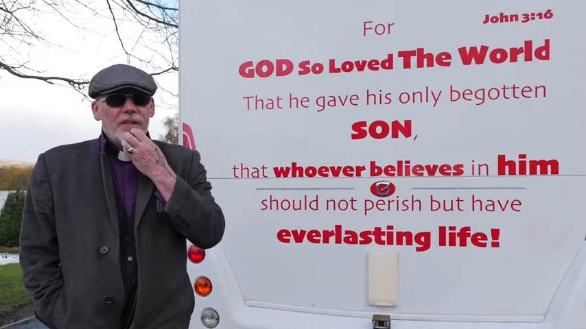 policia-britanica-alerta-pastor-sobre-‘discurso-de-odio’-por-exibir-versiculo em sua van