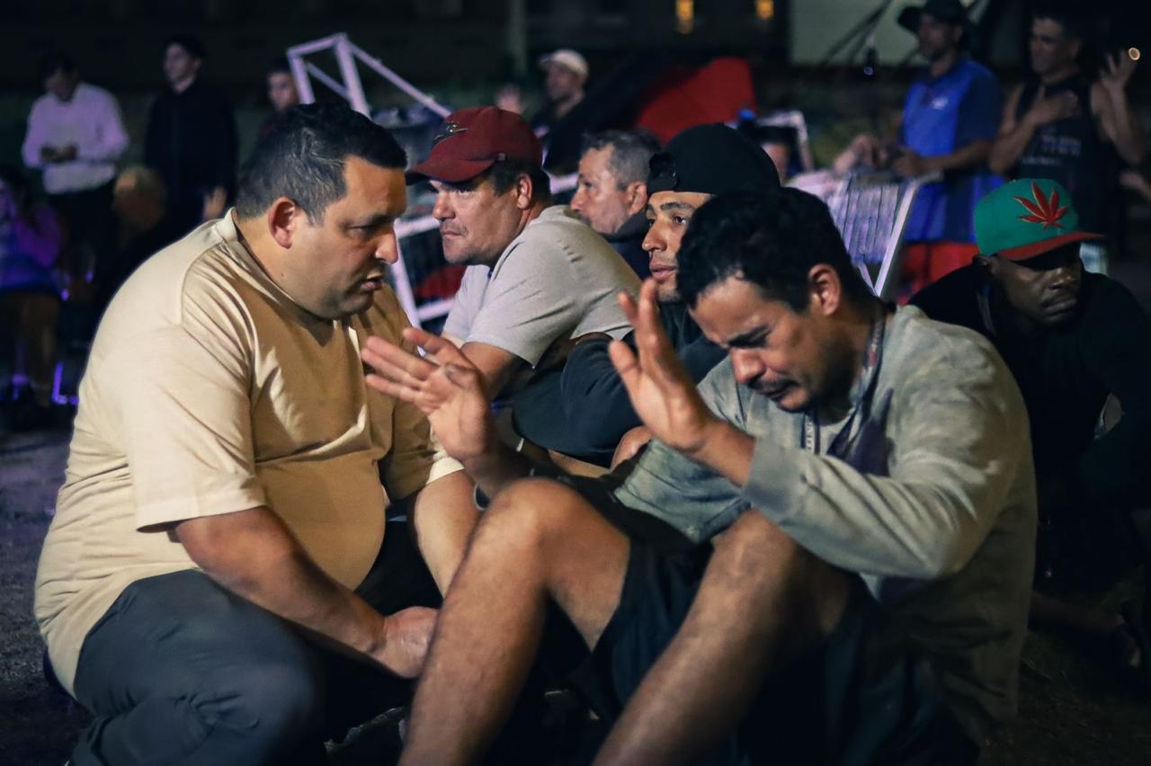 mais-de-250-sem-tetos-aceitam-jesus-em-cultos-debaixo-da-ponte-no-rs:-“nova-vida”