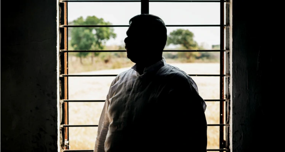 apos-agressoes-na-prisao,-pastor-ora-por-filho-de-carcereiro-que-e-milagrosamente-curado